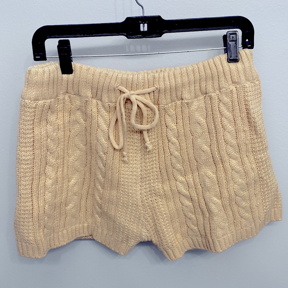 Pantone Cable Knit Shorts
2000447961012
Small/SAND